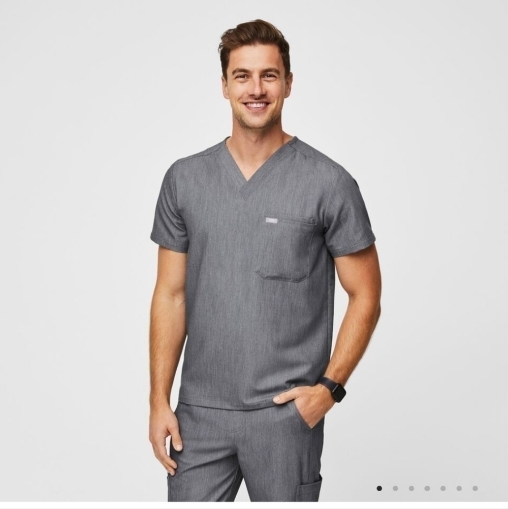 FIGS Leon Three-Pocket Scrub Top in Graphite, sz Large
